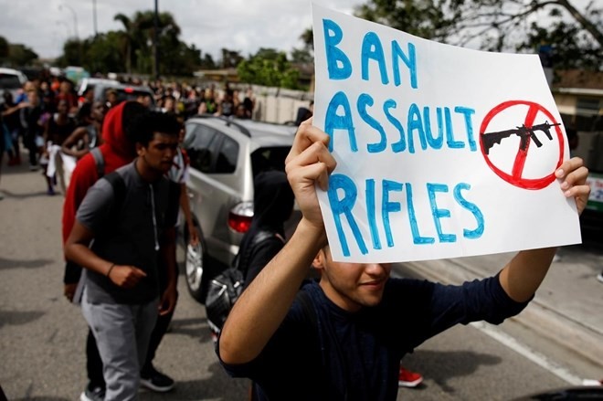 Người dân biểu tình kêu gọi quản lý súng đạn chặt chẽ hơn tại Mỹ. Ảnh Reuters/CAND