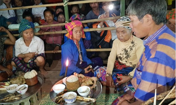 Già làng Đinh Xon thực hiện lễ cúng tế Giàng và vị Già bản tiên tổ
