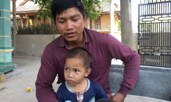 Trưởng thôn làng Kleng – A Toanh trao đổi với phóng viên