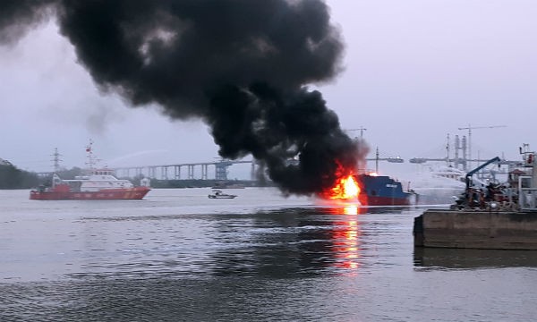 Các lực lượng tham gia dập cháy tàu dầu Hải Hà 18