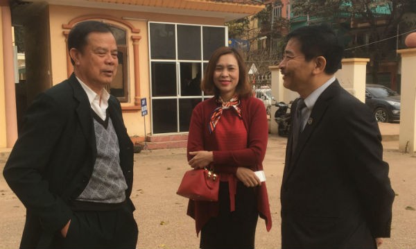 Đại diện nguyên đơn và LS Bình (phải) cho rằng việc tạm đình chỉ xét xử phúc thẩm của TAND tỉnh Sơn La là không đúng quy định