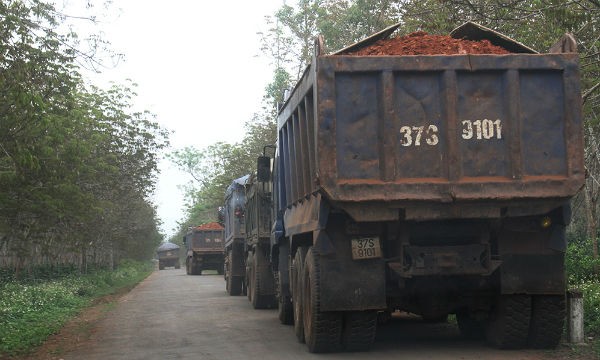 Hàng loạt xe tải “núp” trong đường làng chờ cơ hội để đưa đất đến dự án