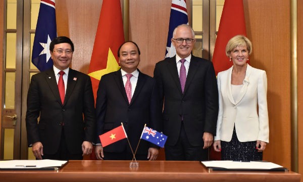 Hai Thủ tướng cùng Ngoại trưởng Việt Nam và Australia tại lễ ký kết