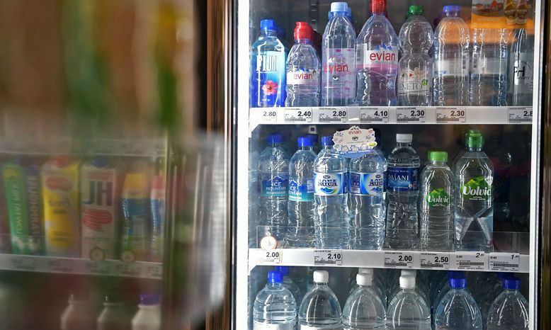 WHO cho biết cần kiểm định thêm về trường hợp nước đóng chai bị cáo buộc nhiễm sợi nhựa siêu nhỏ
