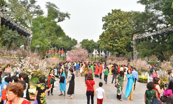 Sáng 24/3, hàng nghìn người dân thủ đô hào hứng tham gia lễ hội hoa tại tượng đài Lý Thái Tổ. Ảnh Hồng Anh