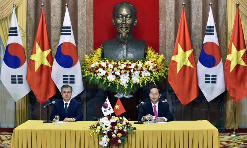 Chủ tịch nước Trần Đại Quang và Tổng thống Hàn Quốc Moon Jae-in gặp gỡ báo chí sau khi kết thúc hội đàm. Ảnh: VGP