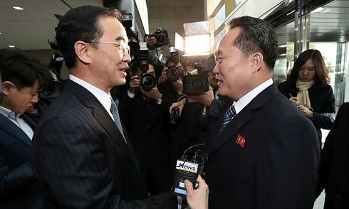 Đại diện cấp cao Hàn Quốc và Triều Tiên gặp nhau tại làng đình chiến Bàn Môn Điếm. Ảnh: Yonhap/VOV