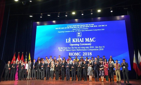Ông Ngô Văn Quý, Đại diện các đoàn thí sinh trong nước và quốc tế chụp hình lưu niệm với BTC HOMC 2018