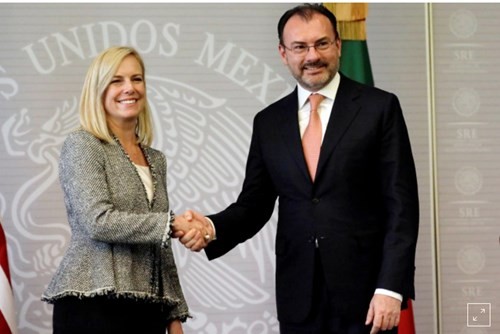 Bộ trưởng An ninh Nội địa Hoa Kỳ Kirstjen Nielsen (trái) và Bộ trưởng Ngoại giao Mexico Luis Videgaray tại buổi họp báo