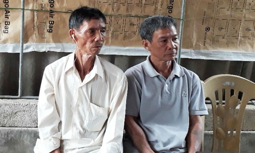 Hai anh em ông Nam (áo trắng bên trái) và ông Lan sau hơn 50 năm chia cách