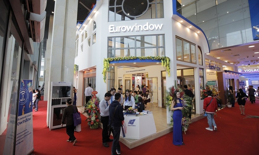 Hàng trăm khách hàng đã đến thăm quan khu trưng bày của Eurowindow ngay trong ngày đầu khai mạc triển lãm Vietbuild 2018