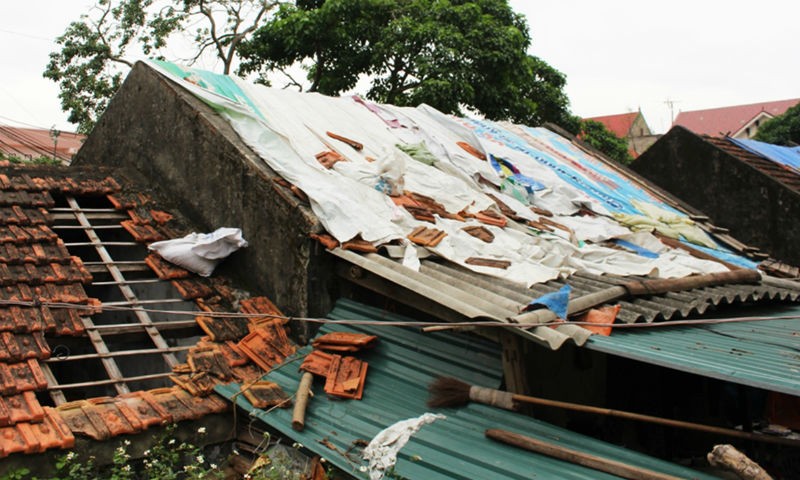 Những căn nhà tập thể xuống cấp trầm trọng, mái ngói đã bị hỏng người dân phải dùng bạt để che