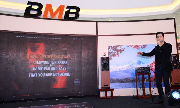 Nhạc sĩ Dương Khắc Linh hát karaoke bằng bộ loa gia đình BMB thương hiệu Nhật Bản