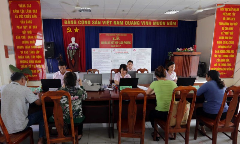 Một buổi giao dịch cho vay tại điểm giao dịch xã Bình Nhân, thị xã Thuận An (Bình Dương)