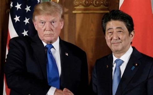 Tổng thống Mỹ Donald Trump (trái) và Thủ tướng Shinzo Abe. Ảnh: Reuters/VOV