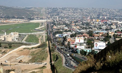 Tuyến biên giới giữa Mỹ (trái) và Mexico. Ảnh: Wikipedia/VOV