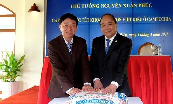 Thủ tướng tặng quà cho bà con Việt kiều ở Campuchia. Ảnh: VGP/Quang Hiếu