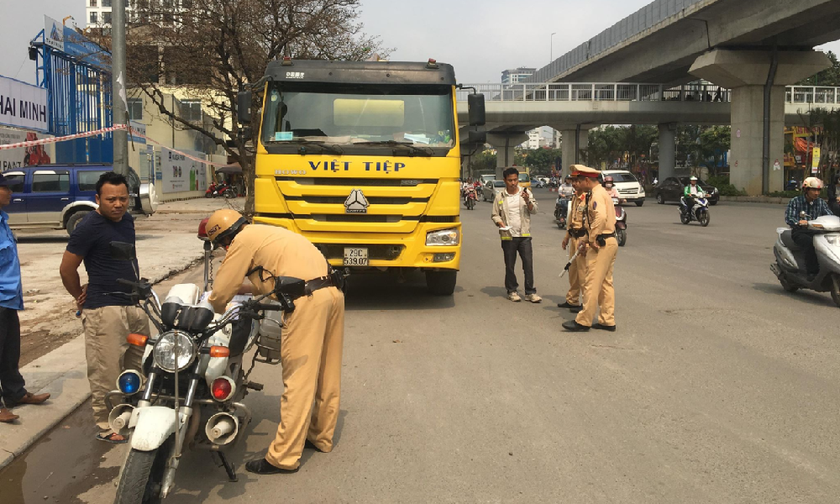Đội CSGT số 7 xử lý xe bồn chở bê tông Việt Tiệp trên đường Nguyễn Trãi