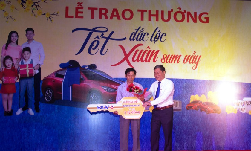 Đại diện BIDV trao Giải Đặc biệt cho khách hàng Nguyễn Văn Trung