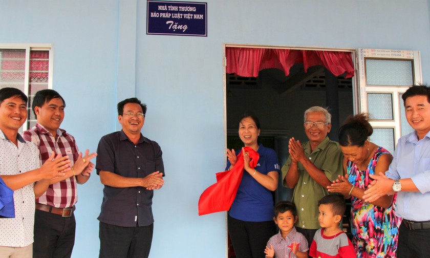 Ông Trần Phong Trần, Trưởng CQĐD Báo PLVN tại ĐBSCL (thứ 3 từ trái sang bàn giao nhà tình thương cho các hộ gia đình có hoàn cảnh khó khăn. (Ảnh: Long Đỉnh)