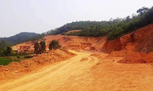 Đồi núi hoang tàn, hàng ngàn khối đất đá bị khai thác chui tại phường Long Sơn