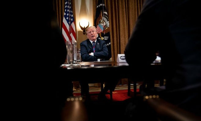Trong buổi họp với các thượng nghị sĩ và thống đốc bang ngày 13/4, Tổng thống Trump gây bất ngờ khi yêu cầu các cố vấn xem xét việc tái gia nhập đàm phán TPP. Ảnh: New York Times/Zing