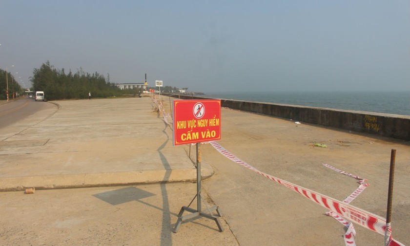 Điểm sạt lở bờ biển Cửa Đại được cắm biển cảnh báo nguy hiểm