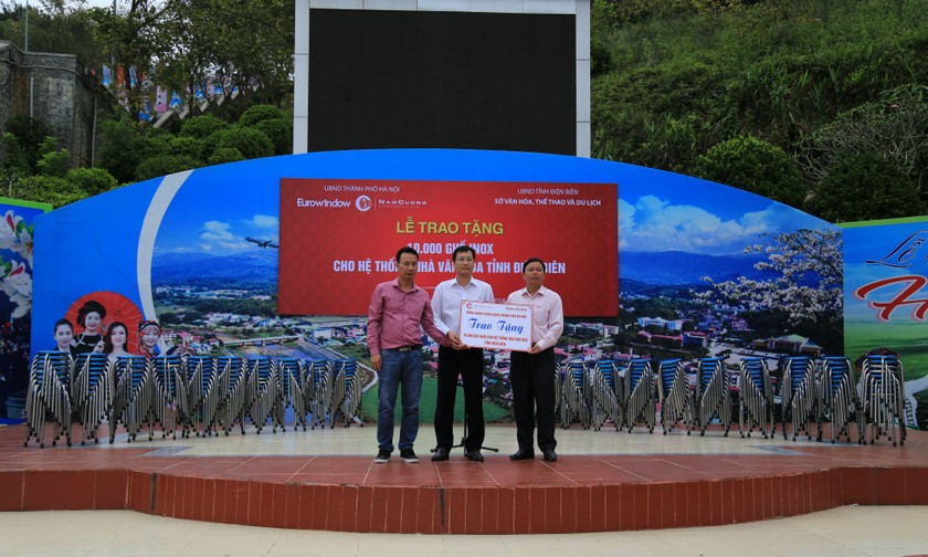 Đại diện Tập đoàn Nam Cường trao tặng 6.000 ghế inox cho hệ thống Nhà văn hóa tỉnh Điện Biên