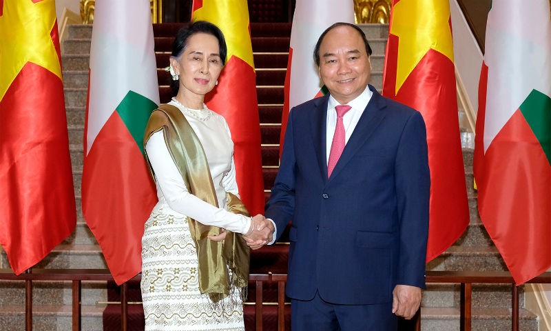Thủ tướng Nguyễn Xuân Phúc và Cố vấn Nhà nước Myanmar Aung San Suu Kyi. Ảnh: Cổng TTĐT Chính phủ 