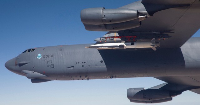 Máy bay Mỹ mang tên lửa siêu thanh X-51 Waverider trong một một vụ bắn thử nghiệm năm 2013. (Ảnh: Quân đội Mỹ/Dân trí)