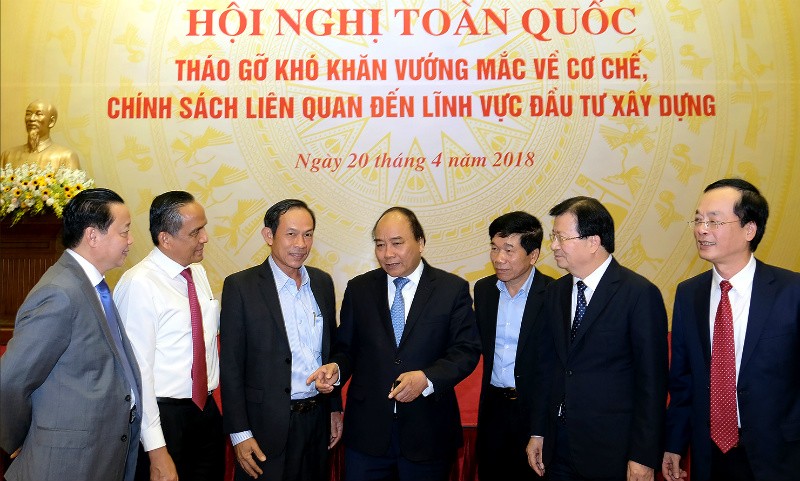 Thủ tướng Chính phủ Nguyễn Xuân Phúc trao đổi với các đại biểu tại Hội nghị