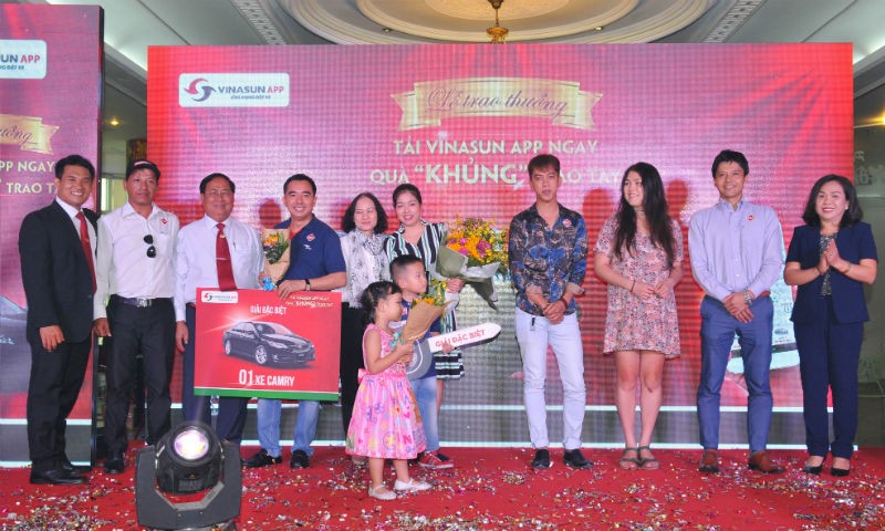 Ông Tạ Long Hỷ (trái) trao thưởng xe ôtô Camry cho gia đình anh Phạm Mạnh Cường