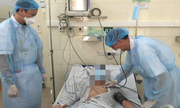 Bệnh nhân bị viêm màng não mủ do nhiễm vi khuẩn não mô cầu đang điều trị tại bệnh viện Bạch Mai. Ảnh: BVCC/TTXVN