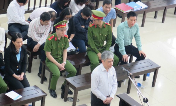 Bị cáo Thắm và Nguyễn Xuân Sơn tại tòa