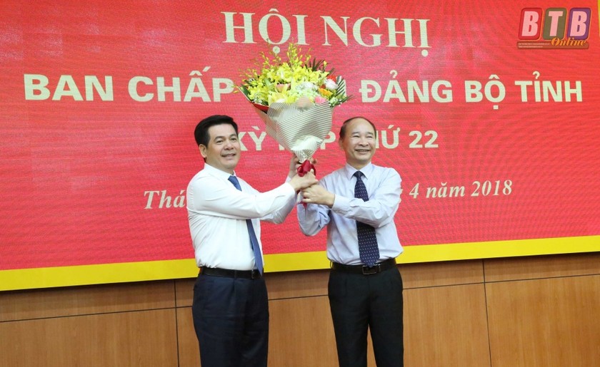 Đồng chí Phạm Văn Sinh (bên phải) chúc mừng đồng chí Nguyễn Hồng Diên được bầu giữ chức Bí thư Tỉnh ủy Thái Bình nhiệm kỳ 2015 – 2020. Ảnh báo Thái Bình