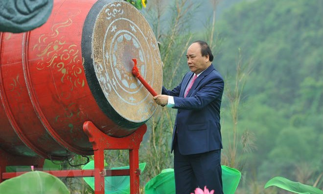Thủ tướng Nguyễn Xuân Phúc gióng trống khai mạc Lễ hội Tràng An năm 2018. Ảnh: TTXVN
