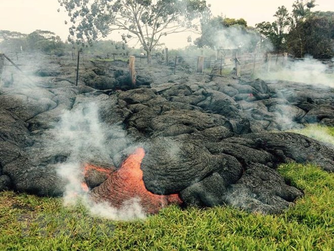 Dung nham trào khỏi núi lửa Kilauea, Hawaii, Mỹ ngày 26/10/2014. (Nguồn: AFP/TTXVN)