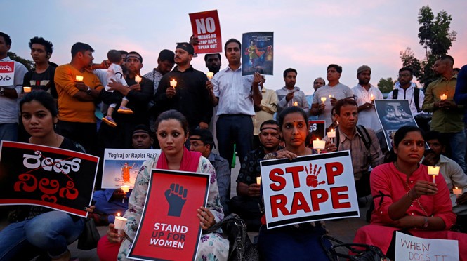 Người biểu tình chống nạn cưỡng hiếp tại Ấn Độ. Ảnh Reuters