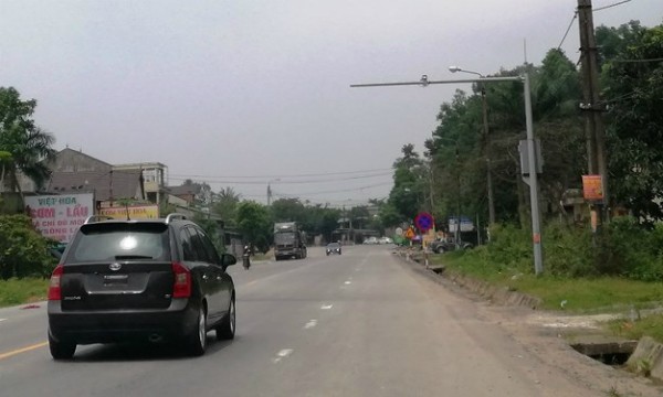 Một camera giám sát tự động trên đoạn quốc lộ chạy qua Hà Tĩnh. 
(Hình: plo.vn)