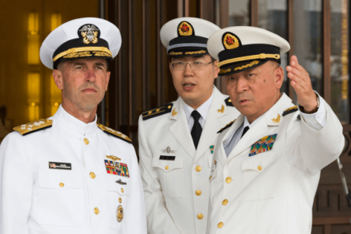 Đô đốc John Richardson nói chuyện với giới chức hải quân Trung Quốc hồi tháng 7 năm ngoái. Ảnh: AP/VnExpress