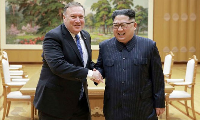 Ngoại trưởng Mỹ Mike Pompeo (trái) và nhà lãnh đạo Triều Tiên Kim Jong Un trong cuộc gặp tại Bình Nhưỡng ngày 9/5 - Ảnh: KCNA/Reuters.