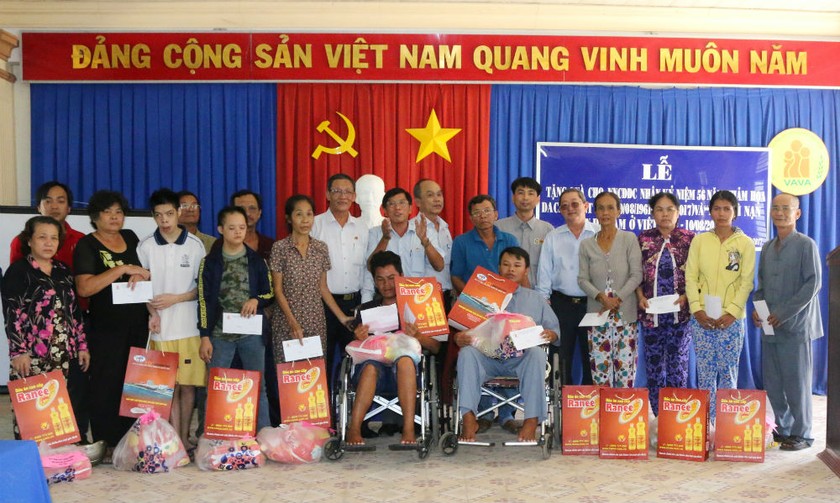 Tập đoàn Sao Mai tổ chức  tặng quà cho nạn nhân chất độc màu da cam