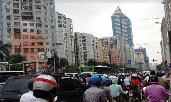 Nhà cao tầng gây ùn tắc trên phố Lê Văn Lương