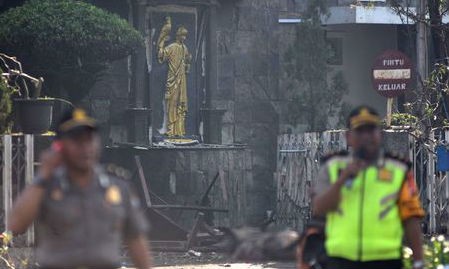 Cảnh sát Indonesia tại hiện trường một vụ tấn công