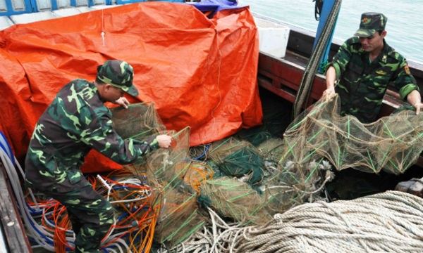 Tổ tuần tra Đồn BPCK cảng Vạn Gia kiểm tra và bắt giữ tàu vỏ gỗ khai thác thủy sản trái phép