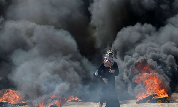 Một phụ nữ Palestine biểu tình ở phía đông Gaza. Ảnh Reuters