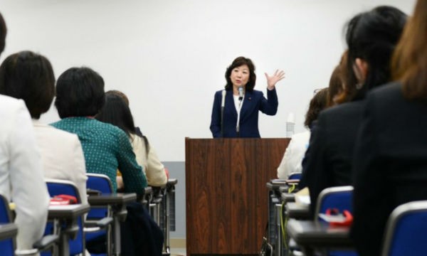 Bộ trưởng Nội vụ Seiko Noda tại một lớp nâng cao năng lực phụ nữ