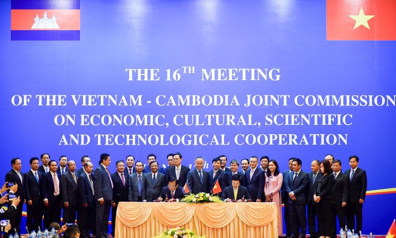 Phó Thủ tướng Phạm Bình Minh và Bộ trưởng Campuchia Prak Sokhonn ký Biên bản thỏa thuận của Kỳ họp