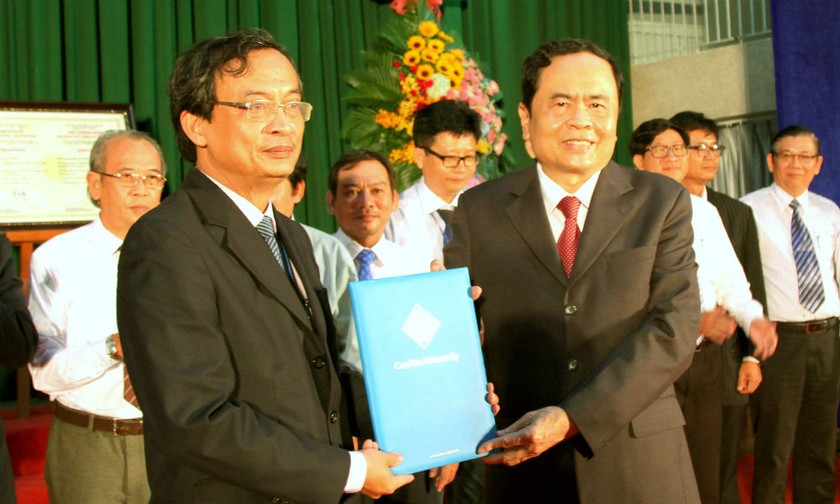 Chủ tịch UBTƯMTTQ Việt Nam Trần Thanh Mẫn (bên phải) trao quyết định thành lập Hội đồng trường Đại học Cần Thơ