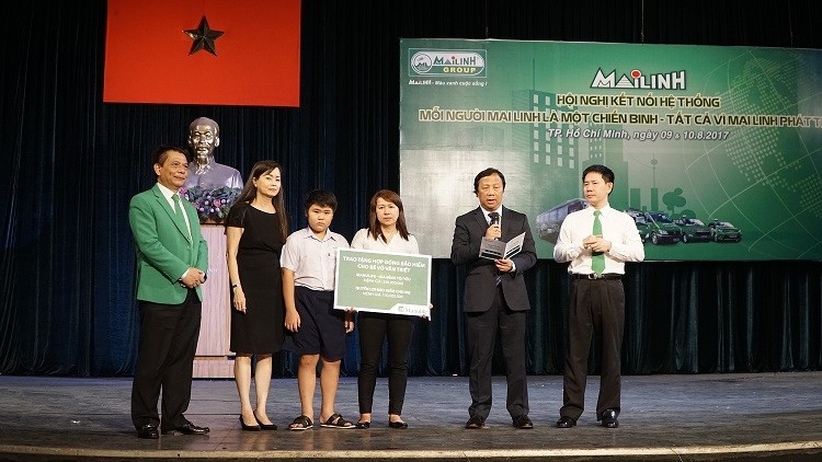 Đại diện Manulife Việt Nam trao hợp đồng bảo hiểm cho bé Võ Văn Triết